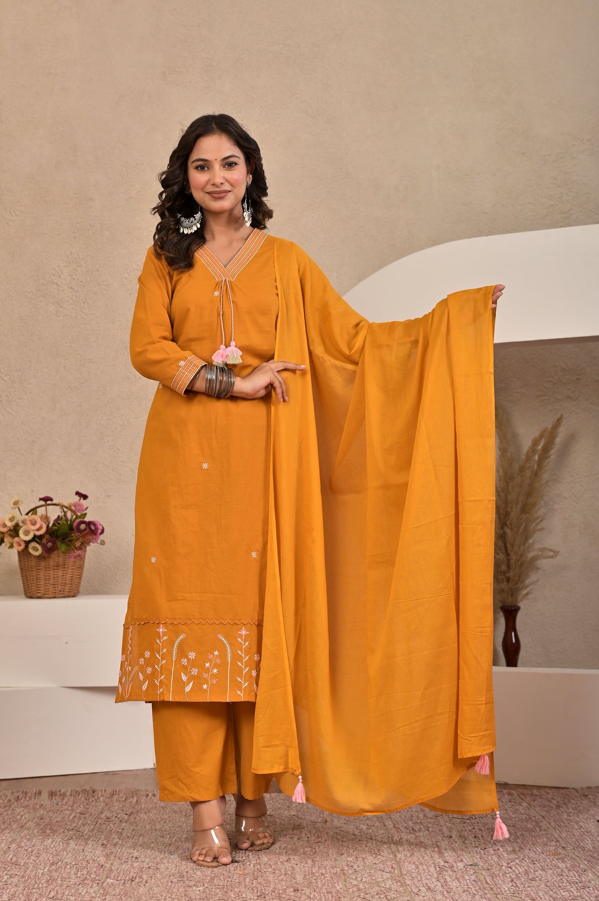Women’s Lace Detailed Embroidered Kurta Pant Dupatta Set with Tassels