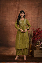 Women’s Embroidered Kurta Set with Detailed Neckline