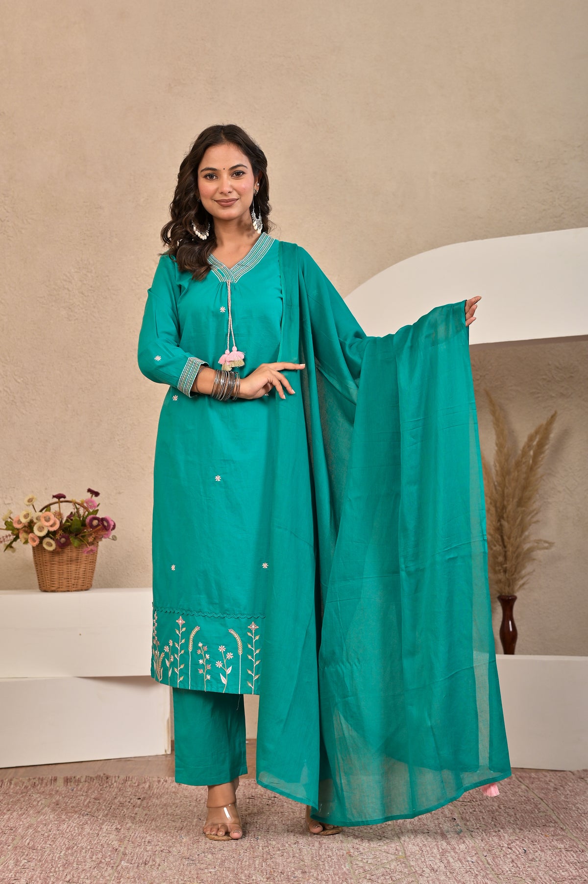 Women’s Lace Detailed Embroidered Kurta Pant Dupatta Set with Tassels